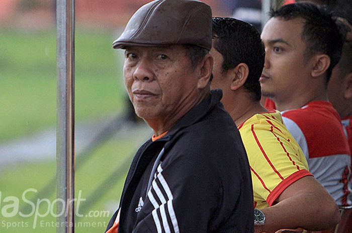 Ekspresi pelatih Persibo Bojonegoro, Sartono Anwar, saat mendampingi timnya melakoni pertandingan persahabatan melawan Indonesian Soccer yang berakhir dengan skor 2-1 di Stadion Letjen H Soedirman Bojonegoro, Jawa Timur (26/11/2017).
