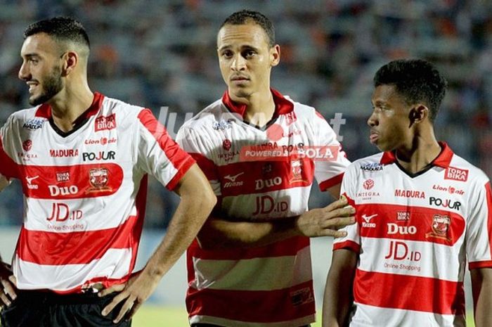 Dua pemain asing Madura United, Redouane Zerzouri (kiri) dan Peter Odemwingie (tengah) saat tampil melawan Persela Lamongan dalam laga lanjutan Liga 1 di Stadion Surajaya Lamongan, Jawa Timur (21/04/2017), Jumat malam.