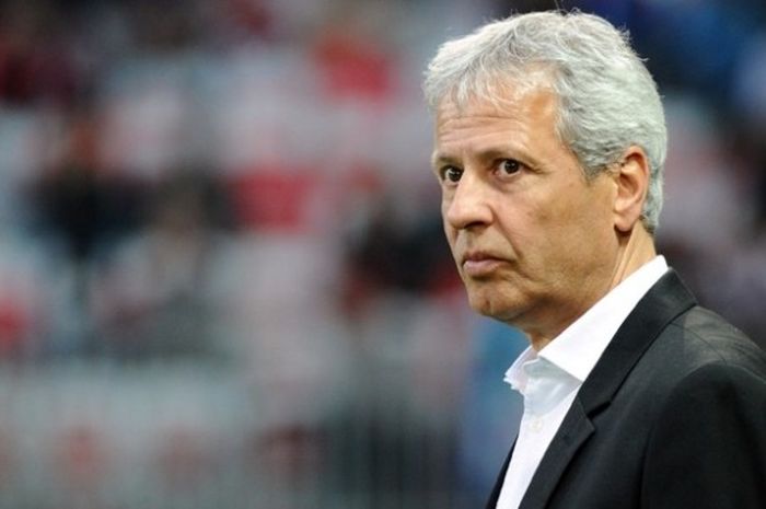 Pelatih Nice, Lucien Favre, memantau pertandingan Ligue 1 melawan Angers pada 14 Mei 2017 di Allianz Riviera Stadium, Nice, Prancis.