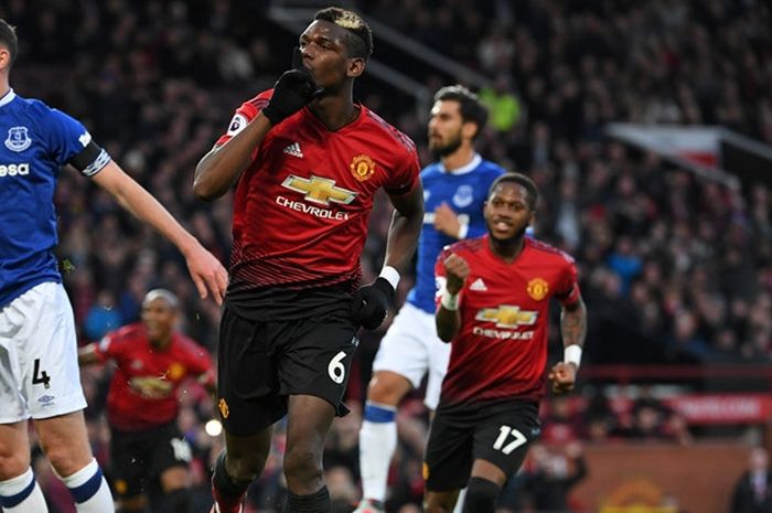 Gelandang Manchester United, Paul Pogba, merayakan golnya ke gawang Everton dalam laga Liga Inggris di Stadion Old Trafford, Manchester pada 28 Oktober 2018.