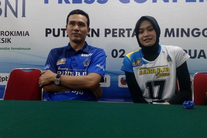 Asisten pelatih Bandung Bank BJB Pakuan, Alek Bonapea dan Wilda Siti Nurfadhilah Sugandi saat memberi keterangan kepada awak media, Minggu (4/2/2018) di GOR Tridarma Gresik.