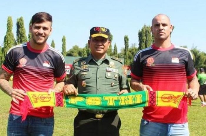 Presiden PS TNI, Brigjen TNI AAB Maliogha (tengah), berpose bersama dua pemain asing baru klubnya, Leonel Jorge Nunez (kiri) dan Facundo Talin (kanan). 