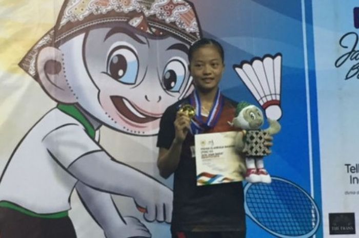 Pemain tunggal putri DKI Jakarta, Fitriani, meraih medali emas PON 2016 di GOR Bima, Cirebon, Jawa Barat. Rabu (28/9/2016).