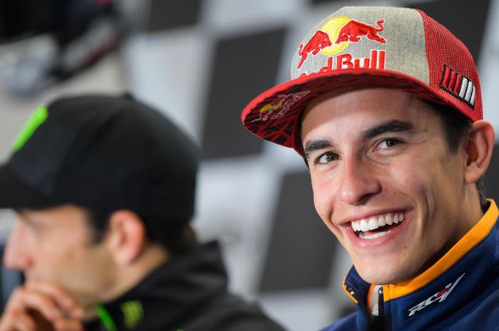     Pebalap Repsol Honda, Marc Marquez (kanan), ketika mengikuti konferensi pers jelang seri balap MotoGP Prancis di Sirkuit Le Mans pada Kamis (17/5/2018).    