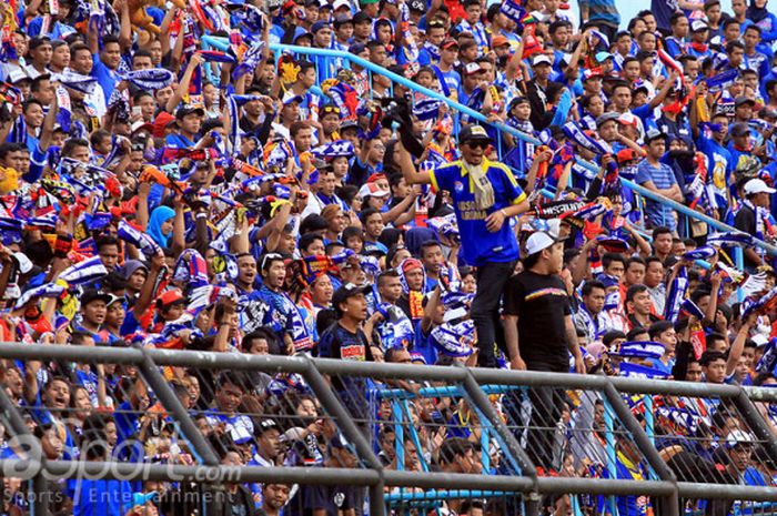  Aremania setia dan memenuhi Stadion Kanjuruhan di Kabupaten Malang saat Arema menjamu Persija pada laga kedua Grup B Piala Presiden 2017 pada Sabtu (11/2/2017).  