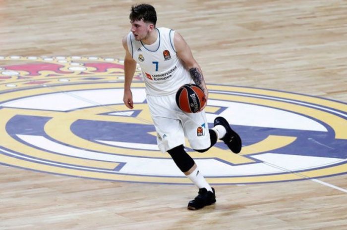 Aksi Luka Doncic saat memperkuat klub basket Real Madrid pada musim 2017/18.