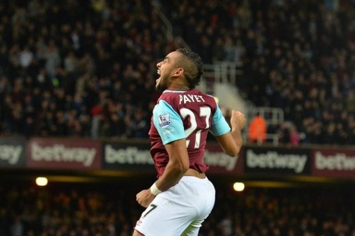 Gelandang West Ham United, Dimitri Payet, merayakan golnya ke gawang Newcastle United pada lanjutan Premier League di Stadion Boleyn Ground, 14 September 2015.