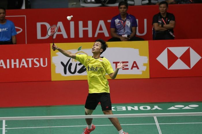 Pebulu tangkis tunggal putra nasional, Anthony Sinisuka Ginting, saat menjalani pertandingan melawan Kantaphon Wangcharoen (Thailand) pada babak kedua turnamen Indonesia Masters 2018.