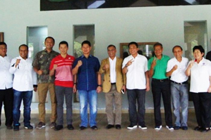 Ketua Umum Satlak Prima, Achmad Sutjipto (paling tengah, jas coklat) berpose bersama CdM Olimpiade, Radja Sapta Oktohari (sebelah kiri) Sutjipto dan Pengurus PBSI di Pelatnas Cipayung, Jakarta, Rabu (13/1/2016).