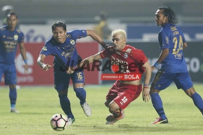 Striker gaek Arema FC, Cristian Gonzales (dua dari kanan), duel dengan bek Persib, Achmad Jufriyanto (dua dari kiri), pada laga Liga 1 di Stadion Gelora Bandung Lautan Api, Kota Bandung, Sabtu (15/4/2017).