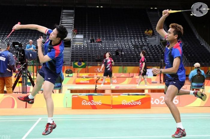 Pasangan ganda campuran Indonesia, Tontowi Ahmad/Liliyana Natsir, saat bertanding melawan Bodin Isara/Savitree Amitrapai (Thailand) pada laga kedua penyisihan grup C Olimpiade Rio di Riocentro-Pavilion 4, Rio de Janeiro, Brasil, Jumat (12/8/2016).