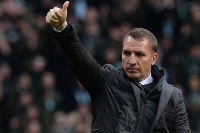 Manajer Celtic FC, Brendan Rodgers, mengacungkan ibu jari kepada fans seusai pertandingan Liga Premier Skotlandia 2016-2017 menghadapi Rangers di Stadion Celtic Park, Glasgow, Skotlandia, pada Minggu (12/3/2017).