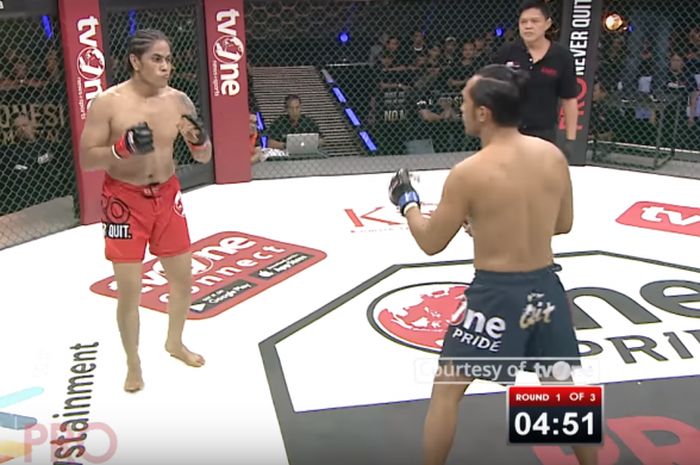 Alex Canon (kiri) bersiap melancarkan serangan pada lawannya Zainal Abidin (kanan) di pertandingan One Pride MMA Fight Night pada Sabtu (21/4/2018)