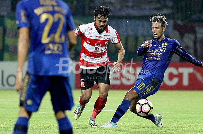  Gelandang Persib Bandung, Raphael Maitimo (kanan), berebut bola dengan bek Madura United, Andik Ren