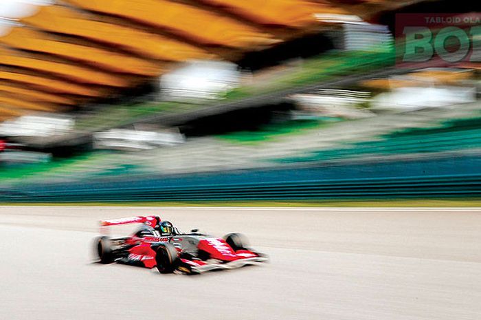 Pebalap Indonesia Keanon Santoso, saat berlaga dalam Asian Formula Renault di Sirkuit Sepang, Malaysia.