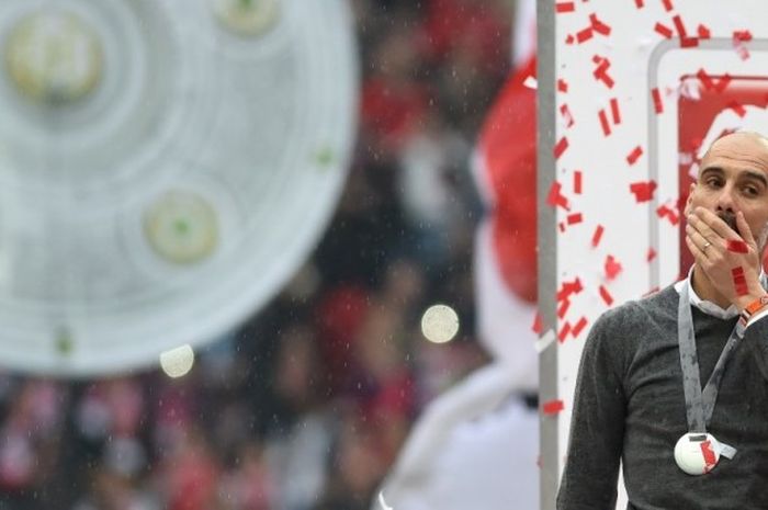 Josep Guardiola menerima medali juara Bundesliga setelah Bayern Muenchen melawan Hannover 86 pada partai terakhir Bundesliga di Allianz Arena, Sabtu (14/5/2016).