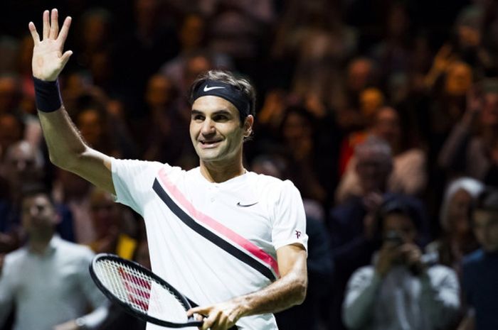 Petenis putra Swiss, Roger Federer, melakukan selebrasi seusai memenangi laga semifinal melawan Andreas Seppi pada turnamen Rotterdam Open 2018, di Rotterdam, Belanda, Sabtu (17/2/2018).