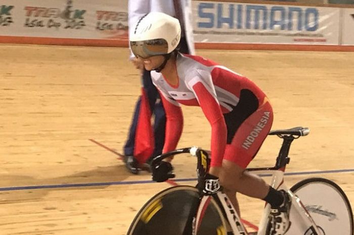 Pebalap sepeda Indonesia, Crismonita Dwi Putri, merebut dua medali perunggu pada hari pertama penyelenggaraan kejuaraan Track Asia Cup 2017 yang berlangsung di Velodrome Indira Gandhi Sports Complex, New Delhi, India, Selasa (10/10/2017). 