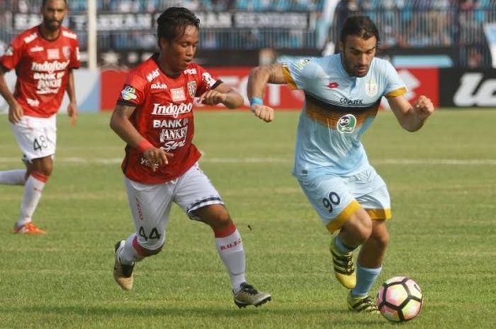 Gelandang Bali United, I Gede Sukadana (kiri) menempel penyerang Persela, Jose Coelho pada laga pekan ketiga Liga 1 musim 2017 di Stadion Surajaya, Lamongan, Minggu (30/4/2017). 