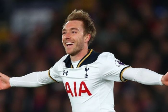 Gelandang Tottenham Hotspur, Christian Eriksen, merayakan gol yang dia cetak ke gawang Crystal Palace dalam laga Premier League di Stadion Selhurst Park, London, Inggris, pada 26 April 2017.