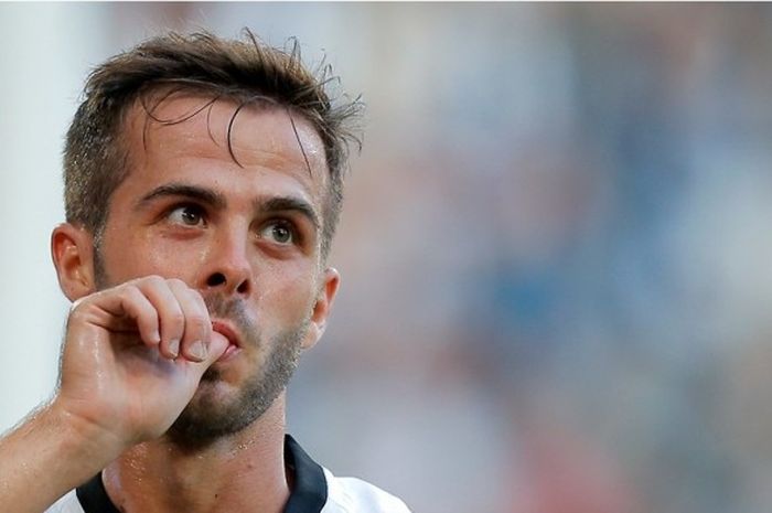 Miralem Pjanic merayakan gol Juventus ke gawang Sassuolo pada lanjutan Serie A di juventus Stadium, 11 September 2016. 