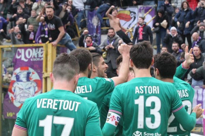 Para pemain Fiorentina merayakan gol yang dicetak ke gawang Bologna dalam laga Liga Italia di Stadion Renato Dall'Ara, Bologna, pada 4 Februari 2018.