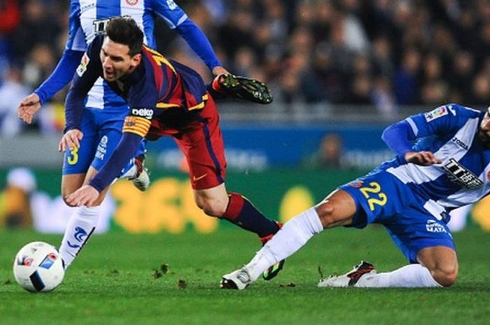 Maskot Barcelona, Lionel Messi (tengah), berduel dengan pemain Espanyol, Alvaro Gonzalez (kanan), dalam pertandingan Copa del Rey di Stadion Power8, Barcelona, Spanyol, 13 Januari 2016.