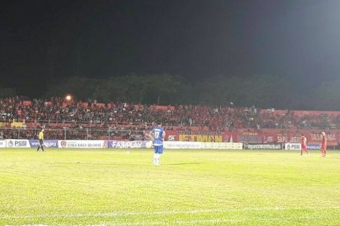 Suasana laga Persijap kontra PSPS Pekanbaru di Stadion Gelora Bumi Kartini, Jepara, Rabu (5/4/2017) malam.