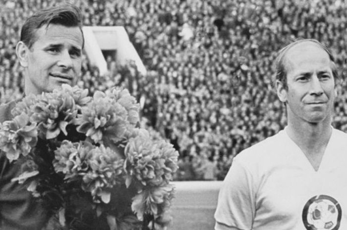 Bobby Charlton (kanan) bersama Lev Yashin berpose dalam pertandingan persahabatan antara FIFA's Rest of the World lawan Dinamo Moskva di Moscow, 28 Mei 1971.
