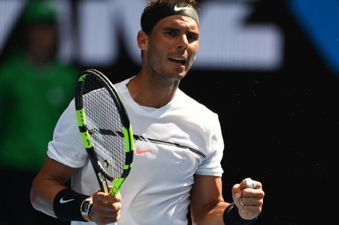 Petenis Spanyol, Rafael Nadal, bereaksi setelah memenangi poin atas lawannya, Florian Mayer (Jerman), pada pertandingan babak kesatu turnamen Australia Terbuka 2017 di Rod Laver Arena, Melbourne Park, Melbourne, Selasa (17/1/2017). Nadal menang straight set, 6-3, 6-4, 6-4.