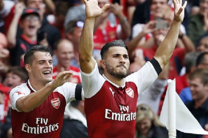 Sead Kolasinac dan Granit Xhaka merayakan gol Arsenal ke gawang Chelsea pada pertandingan Community Shield 2017 di Wembley, Minggu (6/8/2017). 