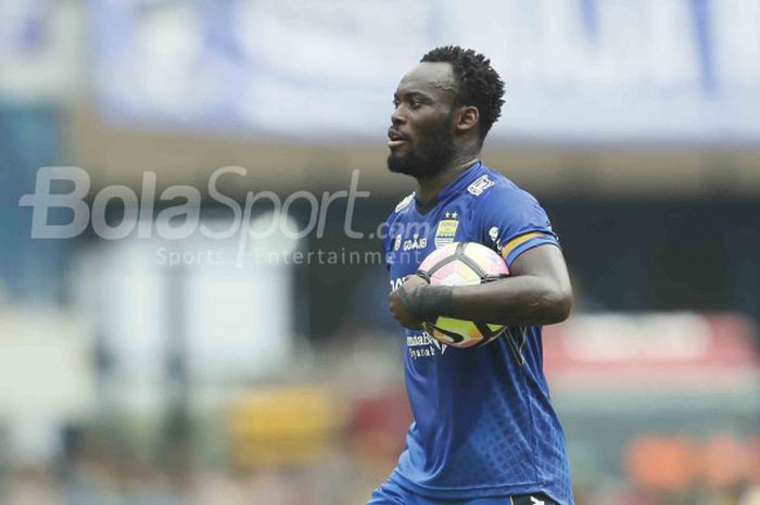 Gelandang Persib Bandung, Michael Essien dalam pertandingan perdana Grup A Piala Presiden 2018 di Stadion Gelora Bandung Lautan Api, Bandung, Selasa (16/1/2018).                              