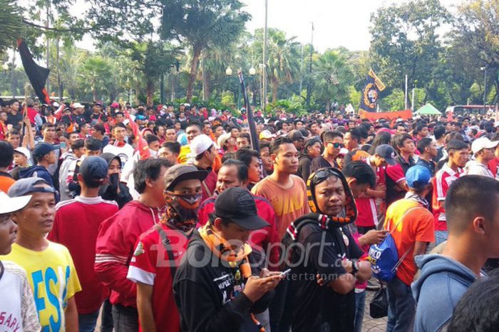 Para suporter Persija Jakarta memenuhi halaman Balai Kota DKI Jakarta seusai pawai trofi Piala Presiden 2018, pada Minggu (18/2/2018).