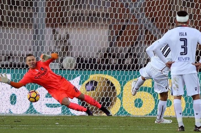 Aksi kiper Empoli, Lukasz Skorupski (kiri), saat menggagalkan eksekusi penalti pemain Cagliari, Joao Pedro, dalam laga Serie A di Stadion Carlo Castellani, Empoli, 17 Desember 2016.