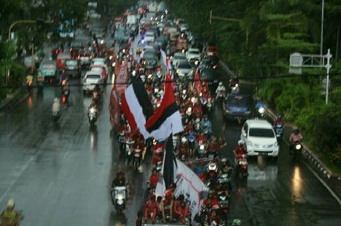 Para suporter PSM berjuluk Red Gank melakukan konvoi setelah PSM Makassar mengalahkan PS Tira pada Sabtu (21/4/2018).