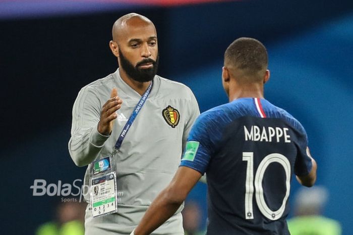 Thierry Henry menyalami Kylian Mbappe usai laga Belgia Vs Prancis pada semifinal Piala Dunia 2018 di Saint-Petersburg Stadium, Selasa (10/7/2018) 