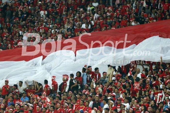      Bendera raksasa yang dibentangkan para suporter Indonesia pada laga semifinal SEA Games 2017 ti
