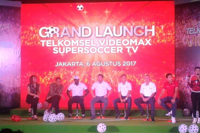 Legenda Chelsea, Dennis Wise (baju putih, kedua dari kanan), dalam peluncuran VideoMax SuperSoccer TV di Sudirman Central Business District (SCBD), Jakarta, pada Minggu (6/8/2017).