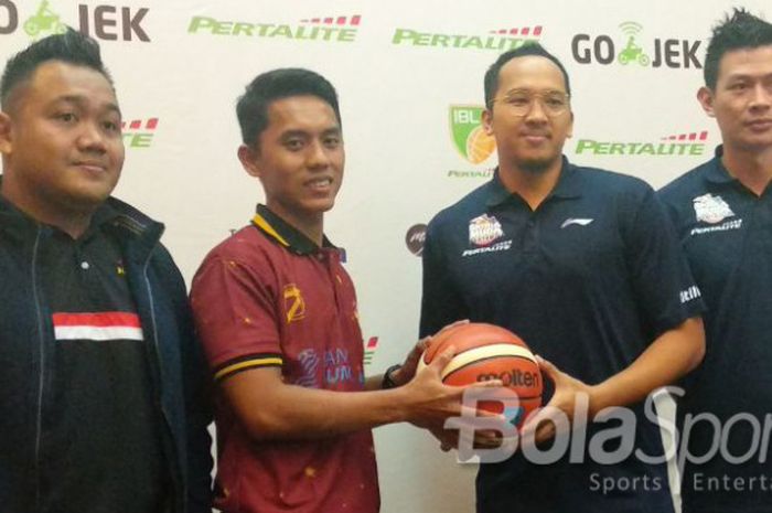 Pemain dan pelatih BSB Hangtuah Sumsel dan Satria Muda Pertamina berfoto bersama pada sesi konferensi pers di Hotel Santika Premiere, Slipi, Jakarta, Senin (19/3/2018).