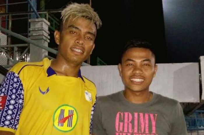 Pemain Madura United, Asep Berlian (kanan) dan kapten Barito Putera U-21, Tedi Berlian seusai pertandingan di Stadion Gelora Bangkalan, Jawa Timur, Sabtu (14/8/2016).