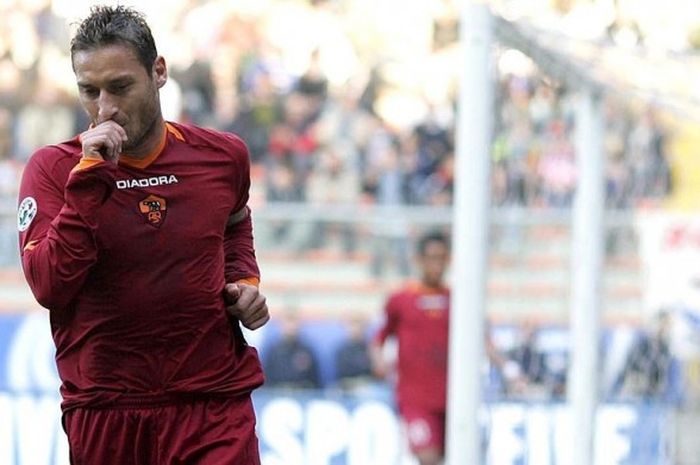 Selebrasi Francesco Totti usai membobol gawang Sampdoria dalam pertandingan Serie A, 26 November 2006.