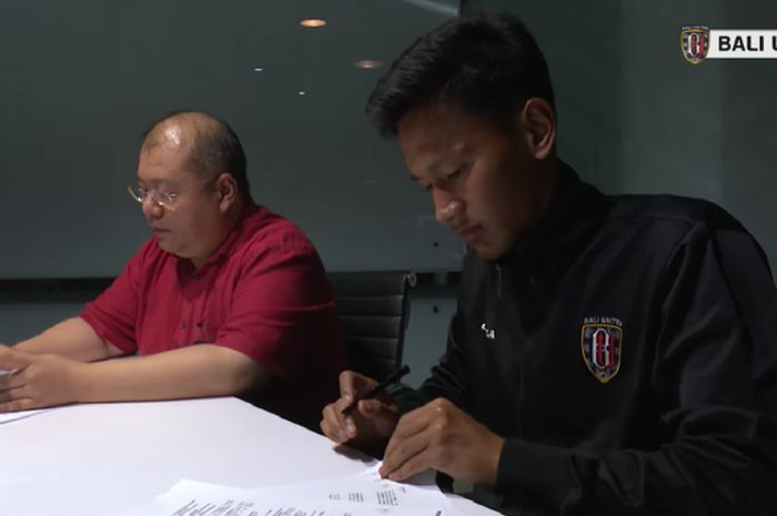 Yandi Sofyan tanda tangan kontrak bersama Bali United