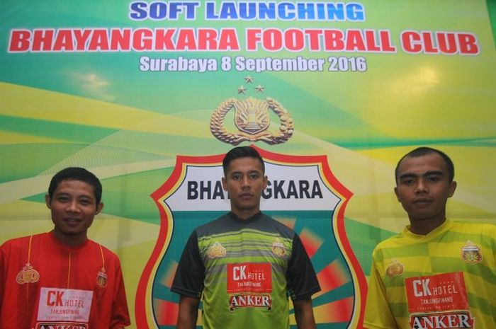 Evan Dimas, Indra Kahfi, dan Fathurahman saat pengenalan jersey soft launching Bhayangkara FC.