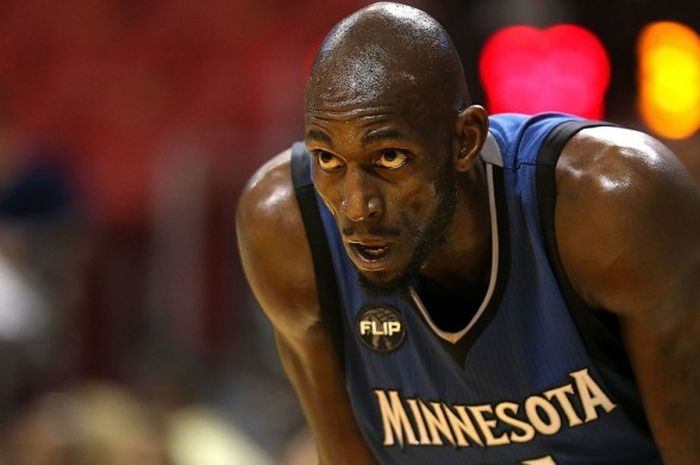 Pebasket Minnesota Timberwolves, Kevin Garnett, saat menjalani pertandingan NBA musim reguler 2015-2016 melawan Miami Heat di American Airlines Arena, Miami, Florida, Amerika Serikat, 17 November 2015.