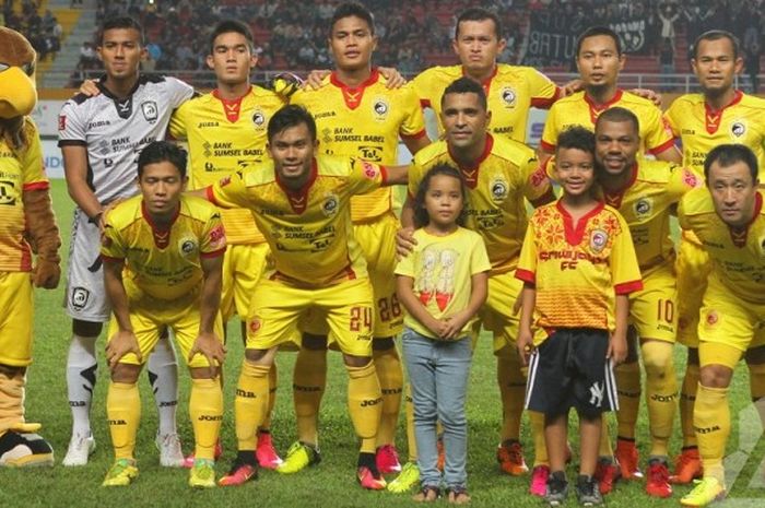 Eka Ramdani (jongkok pertama dari kiri) bersama para pemain Sriwijaya FC jelang pertandingan Kejuaraan Sepak Bola Torabika (TSC) 2016 menghadapi PSM Makassar di Stadion Gelora Jakabaring, Palembang, pada Sabtu (18/6/2016).