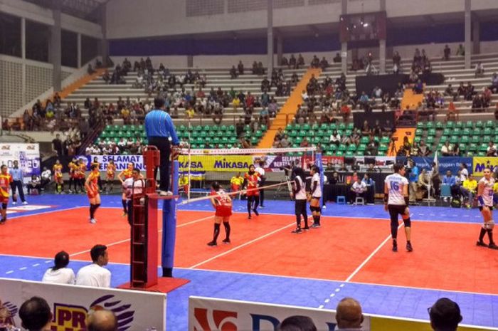 Tim bola voli putri Bandung Bank BJB (jersey putih) menghadapi Jakarta Elektrik PLN pada putaran kedua final four Proliga 2018 di GOR Sritex Arena, Solo, Jumat (6/4/2018).