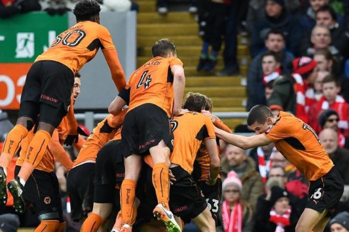 Para pemain Wolverhampton Wanderers merayakan gol mereka ke gawang Liverpool FC dalam laga Piala FA di Anfield, Liverpool, 28 Januari 2017.