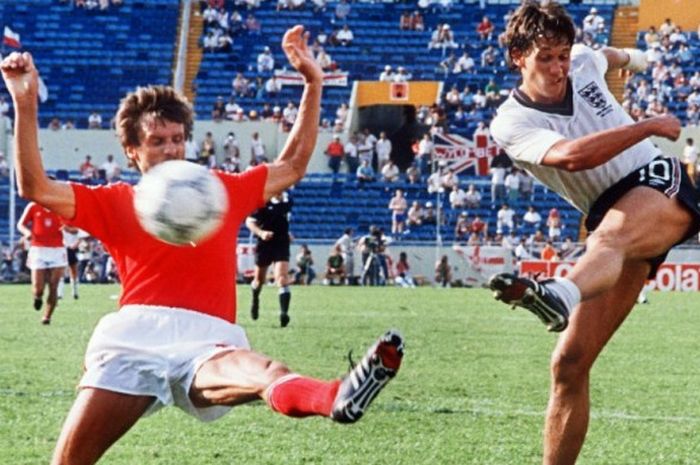 Gary Lineker (kanan) melepaskan tembakan melewati Stefan Majewski dalam partai Piala Dunia antara timnas Inggris kontra Polandia di Monterrey, Meksiko, 11 Juni 1986.