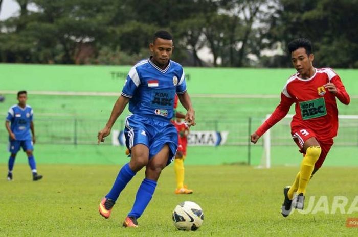 Pemain Persema 1953, Ahmad Lutfianto (kanan) saat menjaga pilar Arema Indonesia, Daud Irfan Kararbo pada laga perdana Liga 3 Jawa Timur musim 2017 di Stadion Gajayana, Kota Malang, Rabu (10/05/2017).