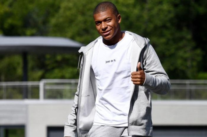  Penyerang Kylian Mbappe Lottin berpose saat tiba di markas latihan timnas Prancis, Clairefontaine, 28 Agustus 2017, untuk persiapan duel kualifikasi Piala Dunia 2018 kontra Belanda. 